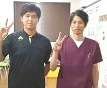 香川県高松市で慢性的な腰痛・肩こりを根本改善するなつめ鍼灸整骨院の男性患者さまと集合写真