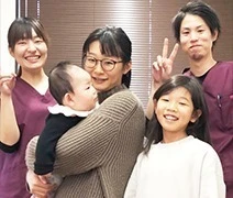 香川県高松市で慢性的な腰痛・肩こりを根本改善するなつめ鍼灸整骨院のお子さん２名とママさんとスタッフ集合写真