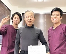 香川県高松市で慢性的な腰痛・肩こりを根本改善するなつめ鍼灸整骨院の男性と集合写真